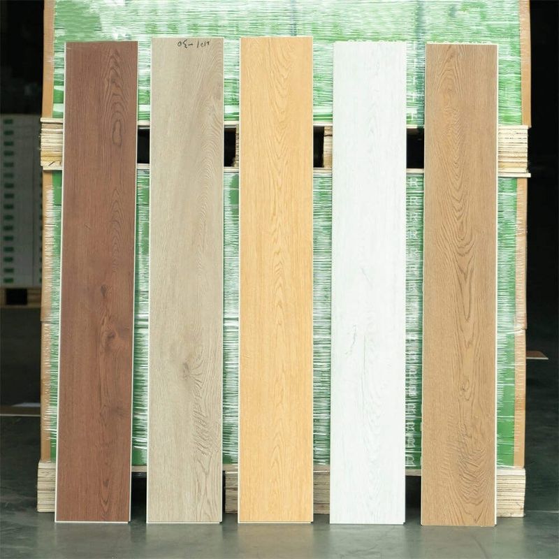 İçeride Su geçirmez 4mm Ahşap Taneler Sert Çekirdek PVC Plastik Tahta Bağlantılı Tıklama Kilitli Spc Vinil Zemin