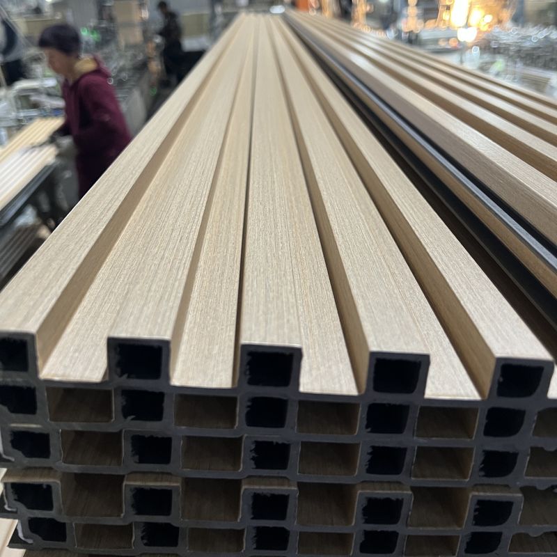Su geçirmez Wpc Duvar Paneli İç dekorasyon için PVC Film Ahşap Plastik Wpc Tavan Slat Cladding Fluted İç Duvar Paneli