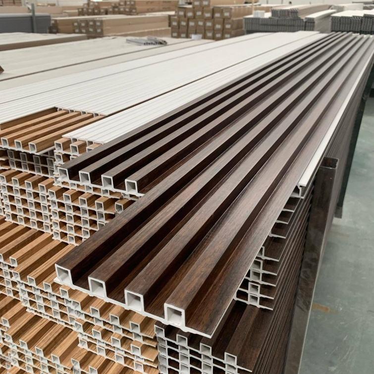 İç mekan WPC Fluted Duvar Paneli 3D PVC Ahşap Alternatif Dış / Ticari / Mutfak / Spor Salonu Panelleri Plastik Yaprak Su geçirmez Duvar Paneli