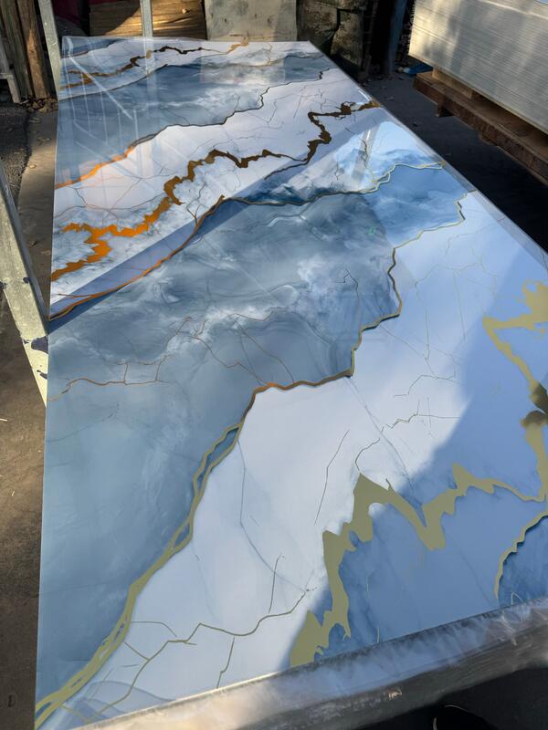 Fabrika Doğrudan Tedarik 2.5mm 2.8mm Kalınlığı 4*8Feet PVC Mermer Yaprak UV Tahta Su geçirmez Alev Geri Dayanıklı Yıkım Karşıtı