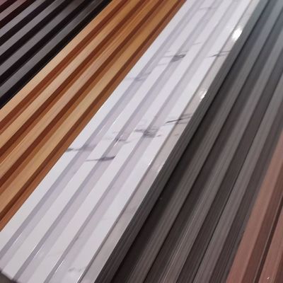 İç mekan iç dekorasyon Ahşap Rengi Enerji tasarruflu Hava Duruma Karşı Çizik Karşıtı WPC Duvar Paneli 3D Etkiler