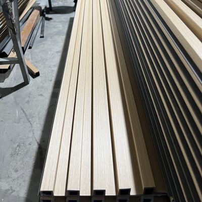 Su geçirmez Wpc Duvar Paneli İç dekorasyon için PVC Film Ahşap Plastik Wpc Tavan Slat Cladding Fluted İç Duvar Paneli